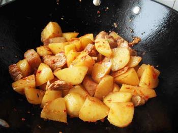 川味土豆红烧肉的做法步骤5