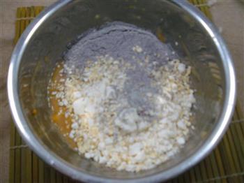 麦香粉蕉黑米卷的做法步骤6
