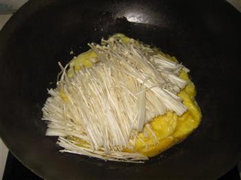 金针菇炒鸡蛋的做法步骤5