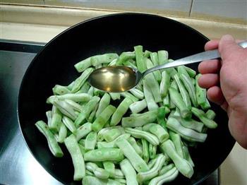 京酱焖白扁豆的做法步骤2
