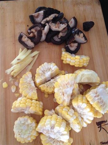 香菇玉米排骨汤的做法步骤3
