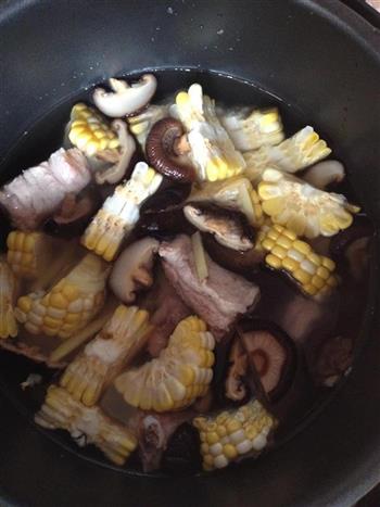 香菇玉米排骨汤的做法步骤4