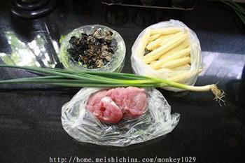 玉米笋炒肉片的做法步骤1