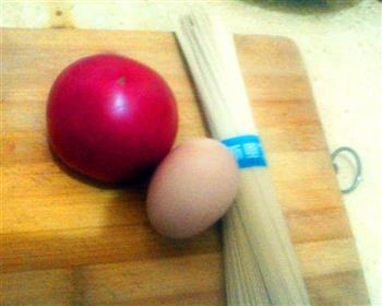 番茄煎蛋面的做法步骤1