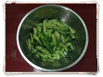 黄瓜炒蚕豆的做法步骤3