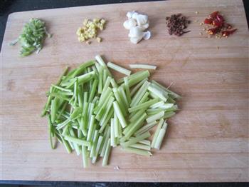 芹菜炒土豆丝的做法步骤2
