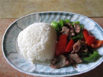 青红椒牛肉饭的做法步骤5