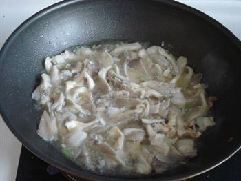 蘑菇炒肉片的做法步骤7