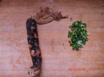 腊肠干煸茶树菇的做法图解1