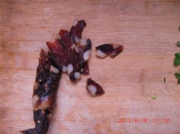 腊肠干煸茶树菇的做法图解2
