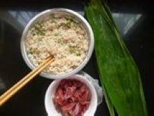豌豆鲜肉粽的做法步骤2