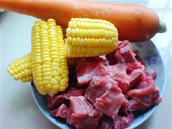 猪脊骨玉米胡萝卜汤的做法步骤1