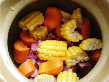 猪脊骨玉米胡萝卜汤的做法步骤2