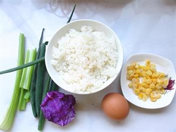 芹菜紫甘兰蛋炒饭的做法步骤1