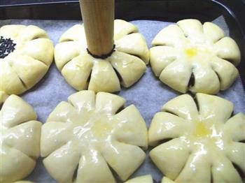 豆沙花朵面包的做法步骤10