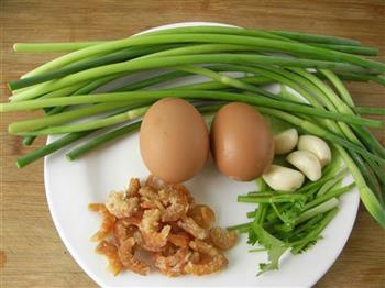 鸡蛋海米炖蒜薹的做法图解1