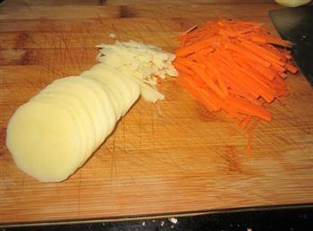 胡萝卜土豆鸡蛋煎饼的做法图解2