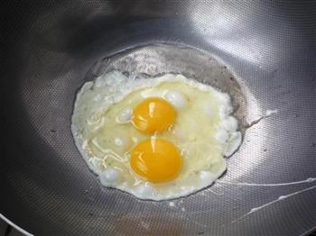 东北鸡蛋炸酱面的做法步骤3