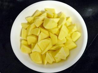 五花腩炖土豆的做法步骤3