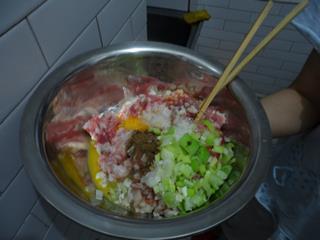 猪肉香菇蒸饺的做法图解4