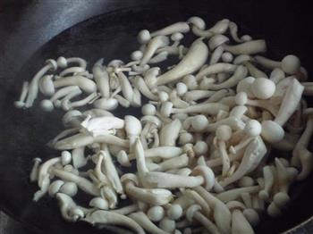 腊肠白玉菇的做法步骤3