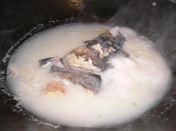 香煎鱼头豆腐汤的做法步骤2