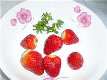 草莓雪人的做法步骤2