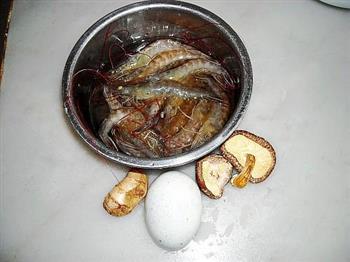 皮蛋虾粥的做法图解1