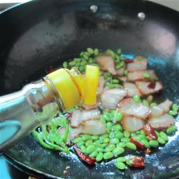 鲜黄豆炒腊肉的做法步骤7