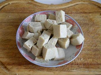 冻豆腐烧大肠的做法步骤2