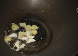 丝瓜炒毛豆的做法步骤2