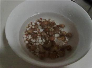 鸡头米红莲子粥的做法步骤1