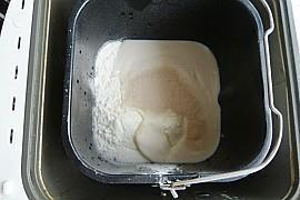 培根批萨草面包的做法步骤2