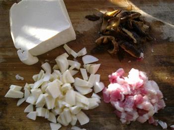 香菇炖豆腐的做法步骤1