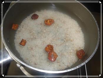 山楂核桃薏米粥的做法步骤2