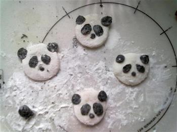 熊猫豆沙粥的做法步骤3