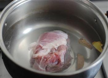 蒜泥白肉的做法步骤1