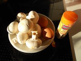 蘑菇炒鸡蛋的做法步骤1