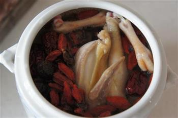 红枣圆肉鸽子汤的做法步骤3