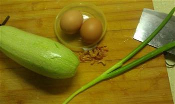 海米西葫芦炒鸡蛋的做法步骤1