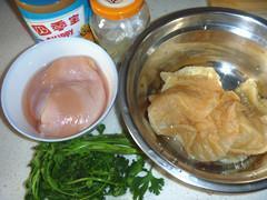 麻酱鸡丝拌海蜇的做法步骤1