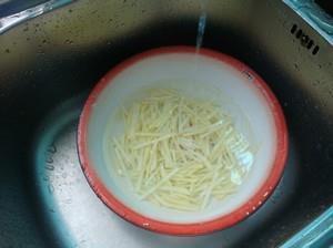 酸腌菜炒土豆的做法步骤3