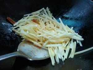 酸腌菜炒土豆的做法步骤5