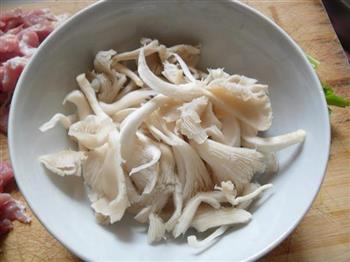 凤尾菇炒肉的做法图解1