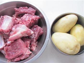 家常土豆炖排骨的做法步骤1
