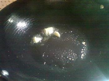 蟹味菇炒蛋的做法步骤3