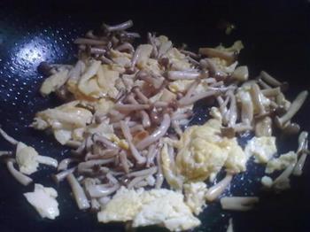 蟹味菇炒蛋的做法步骤7