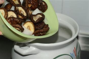萝卜香菇猪骨汤的做法步骤3