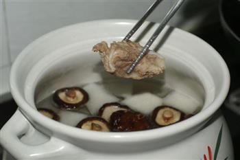 萝卜香菇猪骨汤的做法图解5