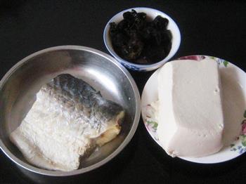 豆腐木耳炖咸青鱼的做法图解1